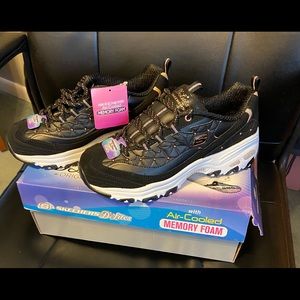 Skechers memory foam sneakers women’s size 7.5 Brand New &w/box